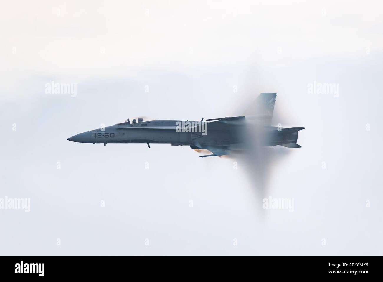 Die spanische Luftwaffe McDonnell Douglas EF-18A Hornet Jet fliegt schnell beim AIRE25 Air Festival in San Javier, Murcia, Spanien. Stoßkegel Stockfoto