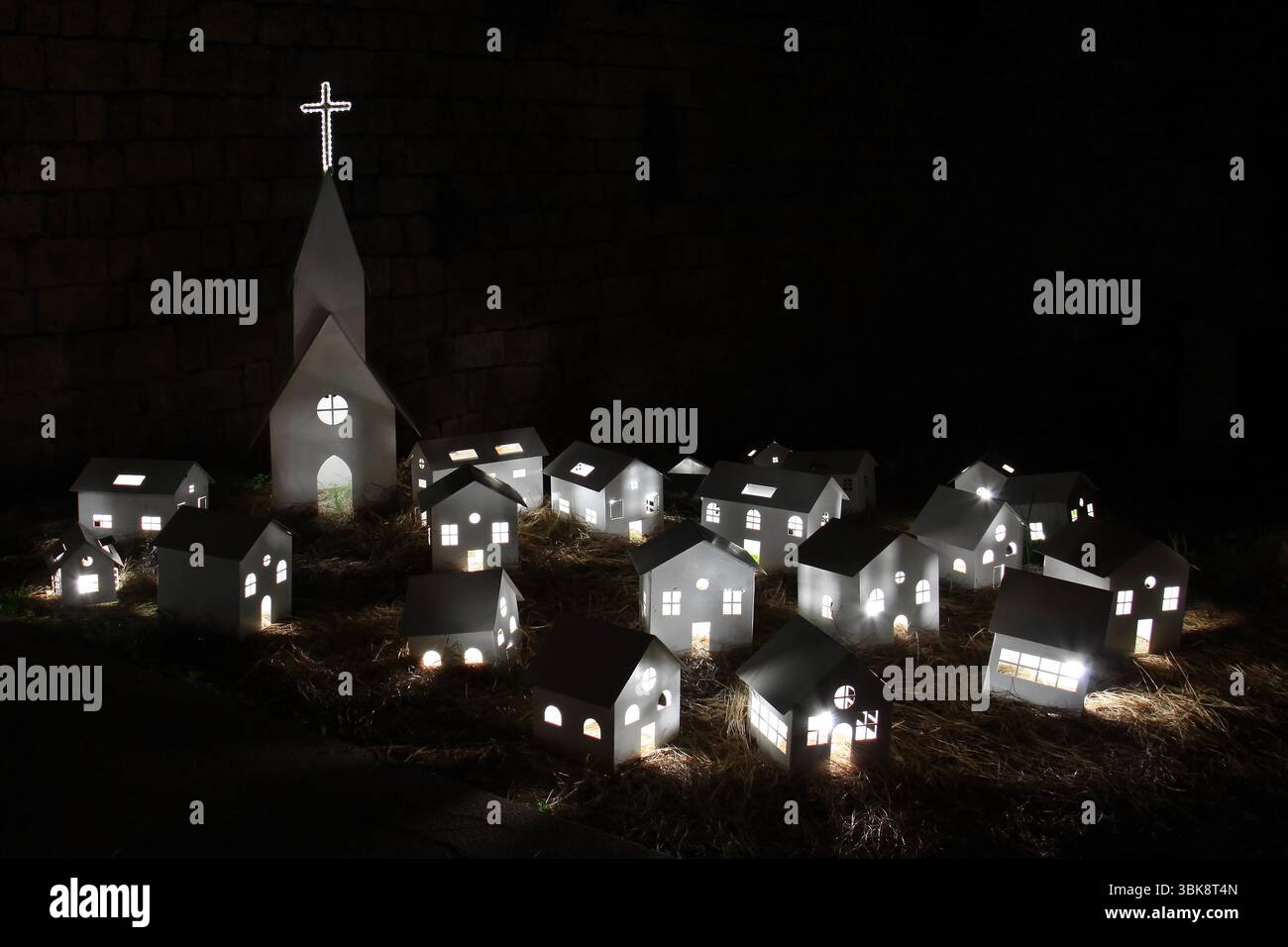 Wundervolle Weihnachtsdörfszene mit leuchtenden Lichtern. Gemütliche, magische Winteratmosphäre mit einem Hauch von Fantasie und Urlaubsstimmung. Stockfoto