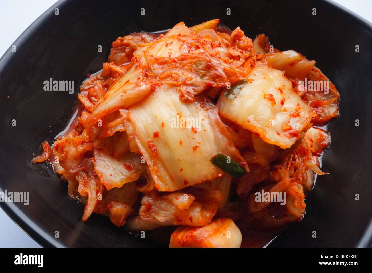 Kimchi ist ein traditionelles fermentiertes Essen aus Südkorea, das in eingelegtem Chinakohl mit roter Chili-Paprika oder Gochugaru, Knoblauch, Ingwer usw. gewürzt wird Stockfoto