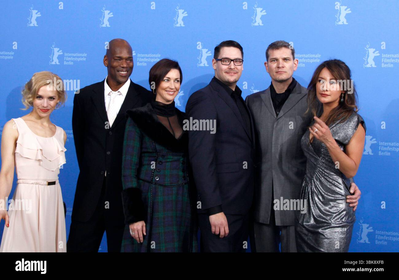 Julia Dietze, Christopher Kirby, Stephanie Paul, Timo Vuorensola, Goetz Otto und Peta Sergeant beim Fotoruf für „Iron Sky“ im Hotel Hyatt während der 62. Internationalen Berliner Filmfestspiele am 11. Februar 2012 in Berlin Stockfoto