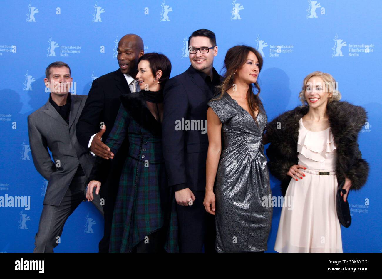 Goetz Otto, Christopher Kirby, Stephanie Paul, Timo Vuorensola, Peta Sergeant und Julia Dietze beim Fotocall für „Iron Sky“ im Hotel Hyatt während der 62. Internationalen Berliner Filmfestspiele am 11. Februar 2012 in Berlin Stockfoto