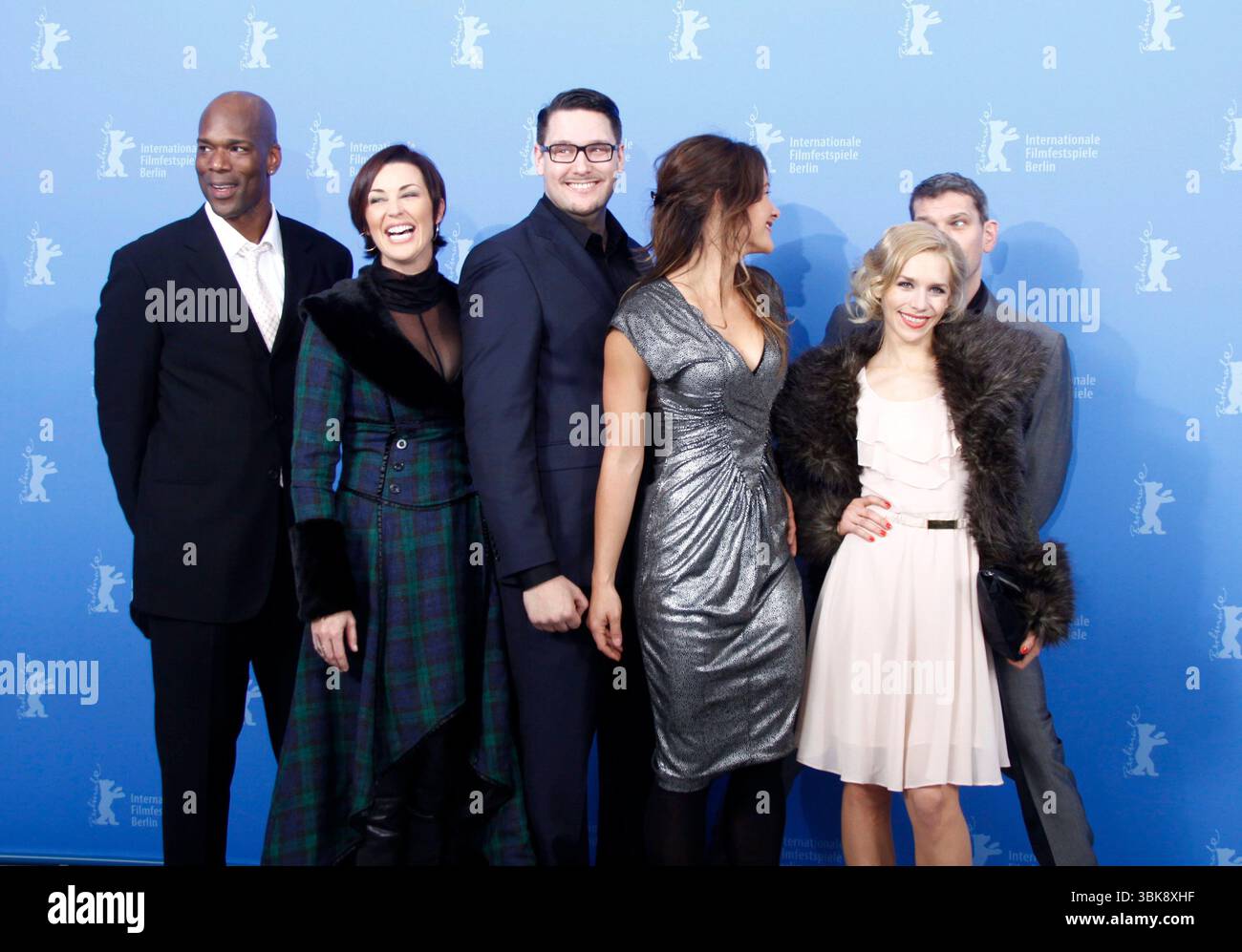 Christopher Kirby, Stephanie Paul, Timo Vuorensola, Peta Sergeant, Julia Dietze und Goetz Otto beim Fotoaufruf für „Iron Sky“ im Hotel Hyatt während der 62. Internationalen Berliner Filmfestspiele am 11. Februar 2012 in Berlin Stockfoto