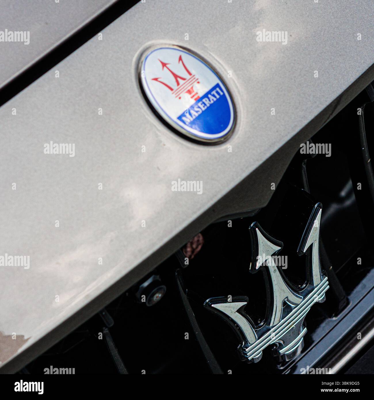 Kiew, Ukraine - 12. Juni 2025: Eine kraftvolle Nahaufnahme eines ikonischen Emblems für Luxusautos, das die Essenz von Präzisionstechnik und elegantem Design widerspiegelt Stockfoto