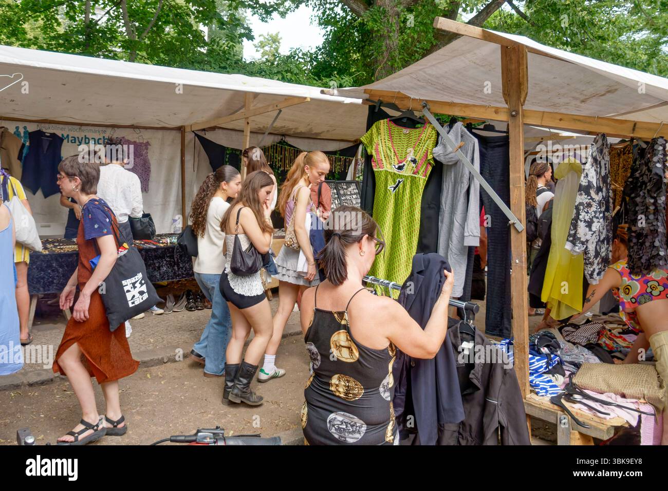 Flohmarkt am Maybachufer in Berlin-Neukölln, Nowkoelln Flowmarkt, Second Hand, Marktstände, Berlin Stockfoto