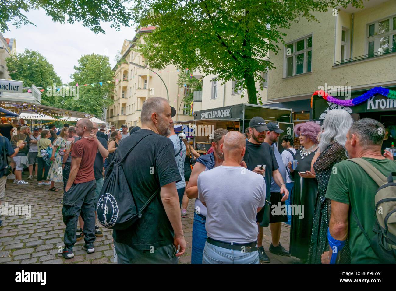 Queeres Straßenfest im Neuköllner Reuterkiez beim Cafe Hoven, „Queer & Friends – Festival der Liebe“ in der Pflügerstraße, Berlin-Neukölln Stockfoto