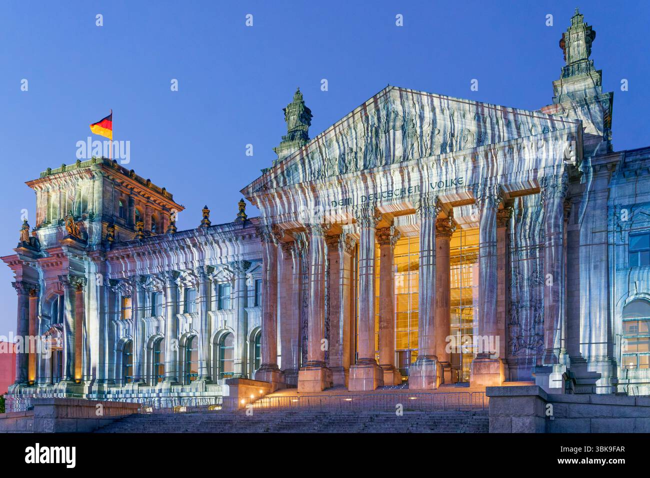 Reichstag kunstvoll beleuchtet als Hommage an den von Christo und Jeanne-Claude verhüllten Reichtag von 1995. Lichtillumination von Roland Specker und Stockfoto