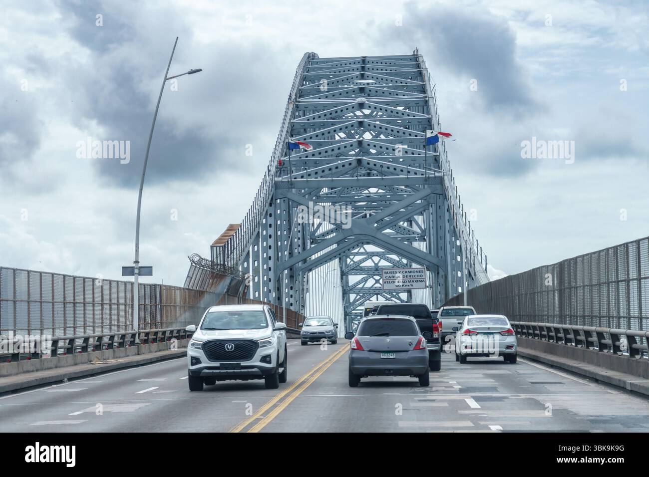 Autos fahren in Bridge of the Americas, Ciudad de Panama, Panama Stockfoto