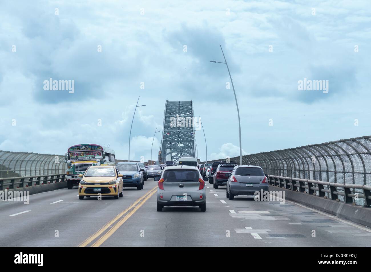 Autos fahren in Bridge of the Americas, Ciudad de Panama, Panama Stockfoto