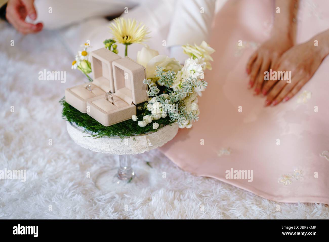 Details der thailändischen chinesischen Verlobungszeremonie mit Eheringen, goldenen Geschenken, frischem Blumenschmuck und fröhlichen Gesten von Brücke und Bräutigam in traditioneller Tradition Stockfoto