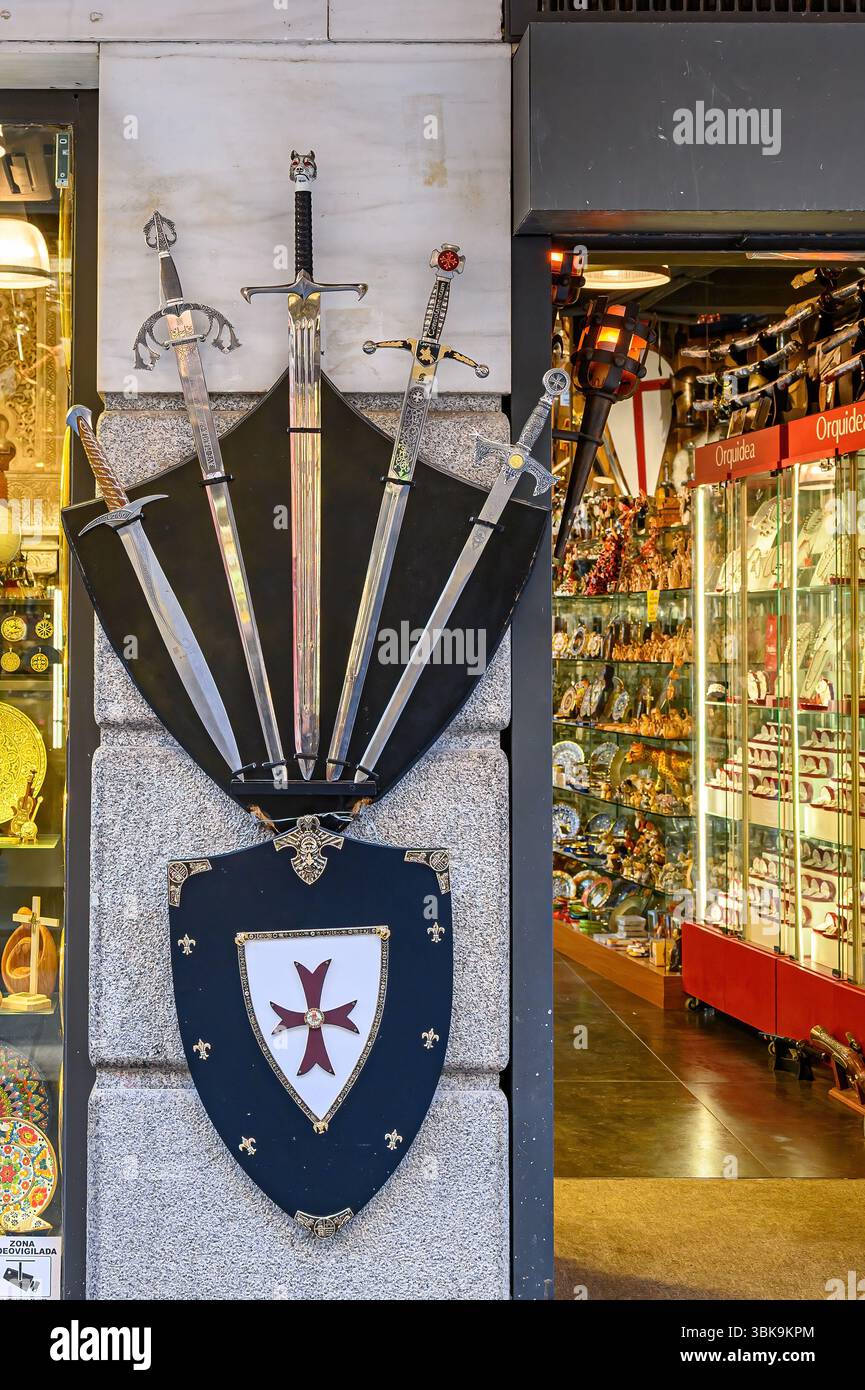Souvenirladen mit Nachbildungen von antiken mittelalterlichen Gegenständen, Toledo, Spanien Stockfoto