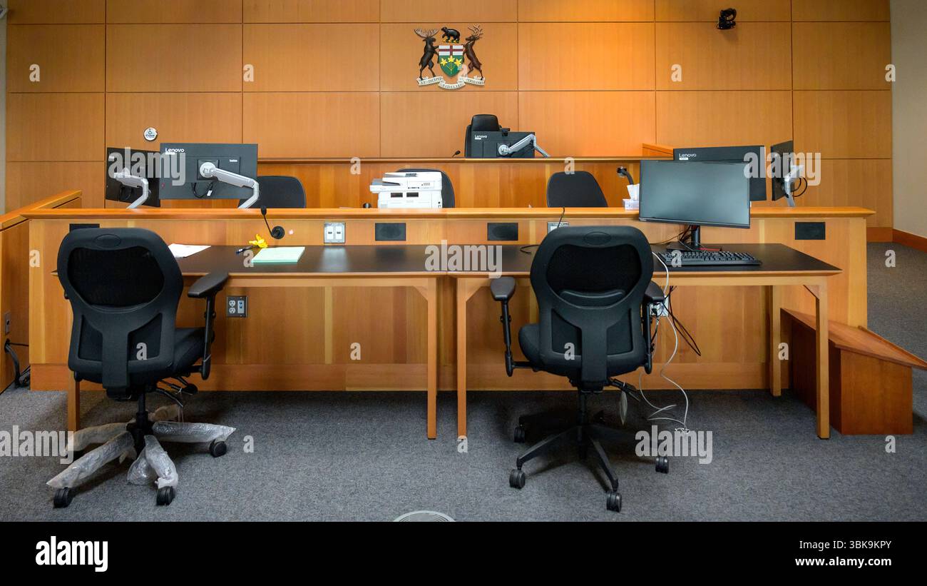 Neuer Gerichtssaal für kleine Verbrechen in Toronto, Kanada. Keine Personen. Stockfoto