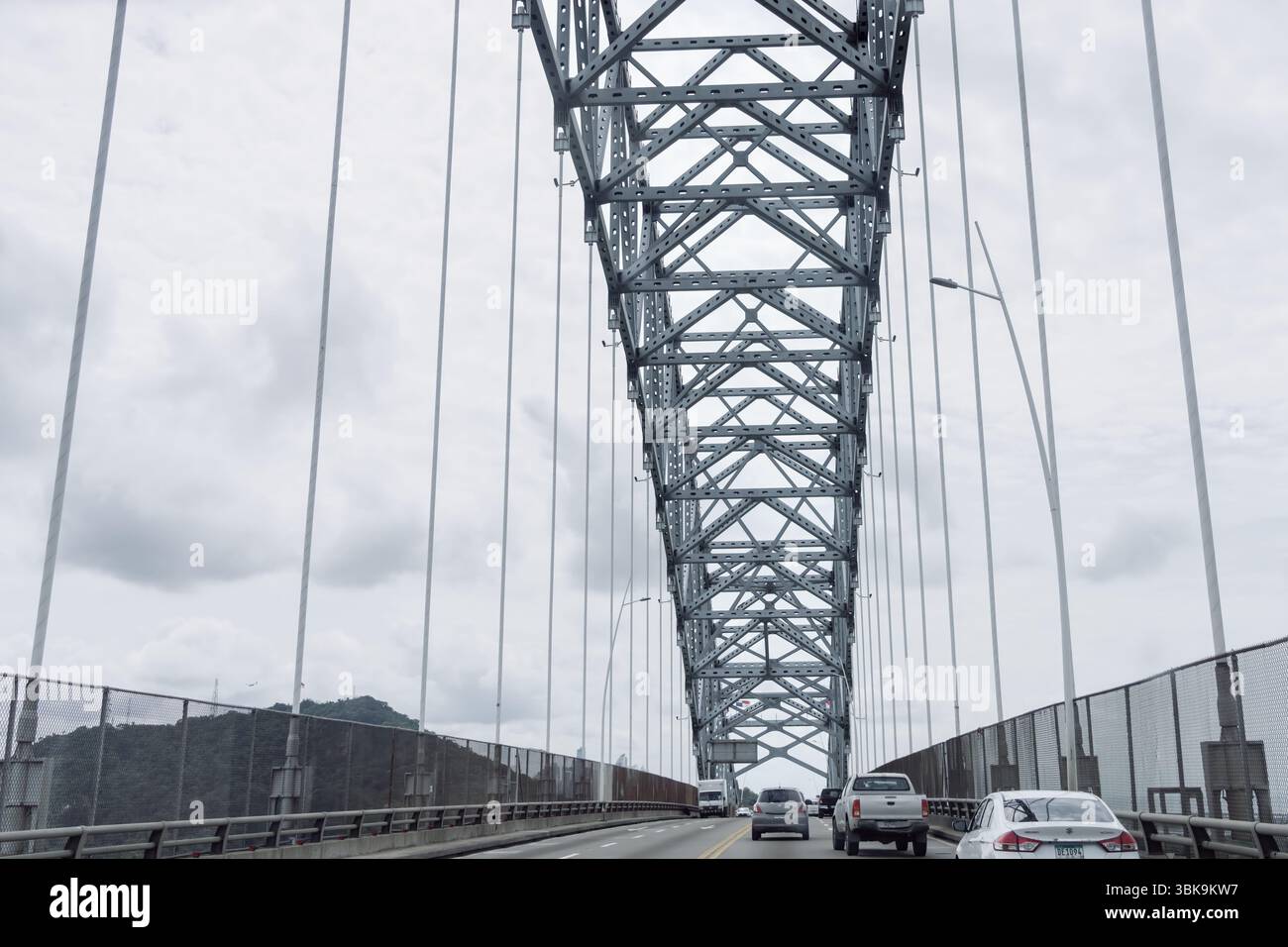 Autos, die unter der metallischen Struktur der Bridge of the Americas fahren, Ciudad de Panama, Panama. Stockfoto
