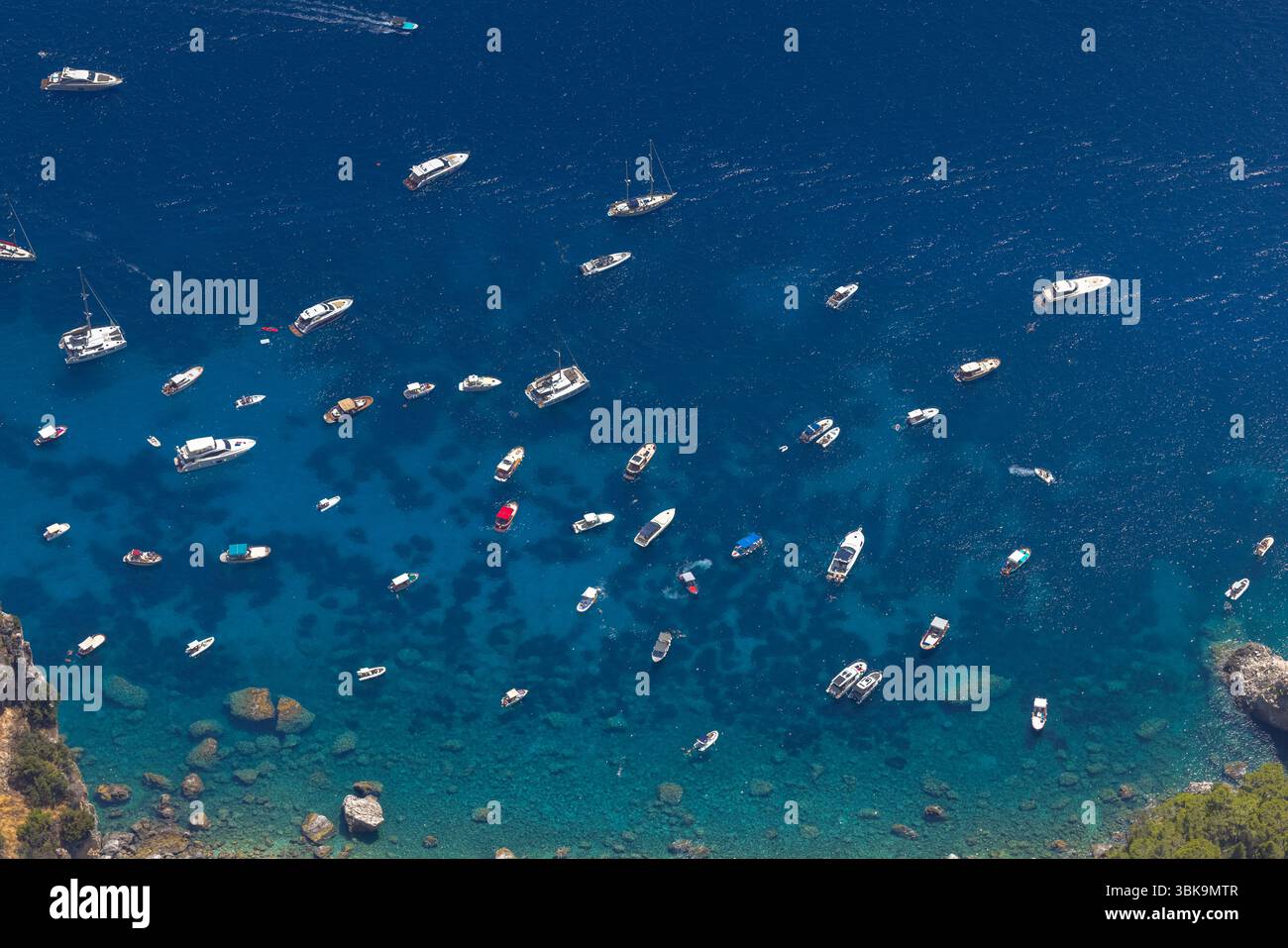 Viele Boote auf dem blauen Meer schließen sich Stockfoto