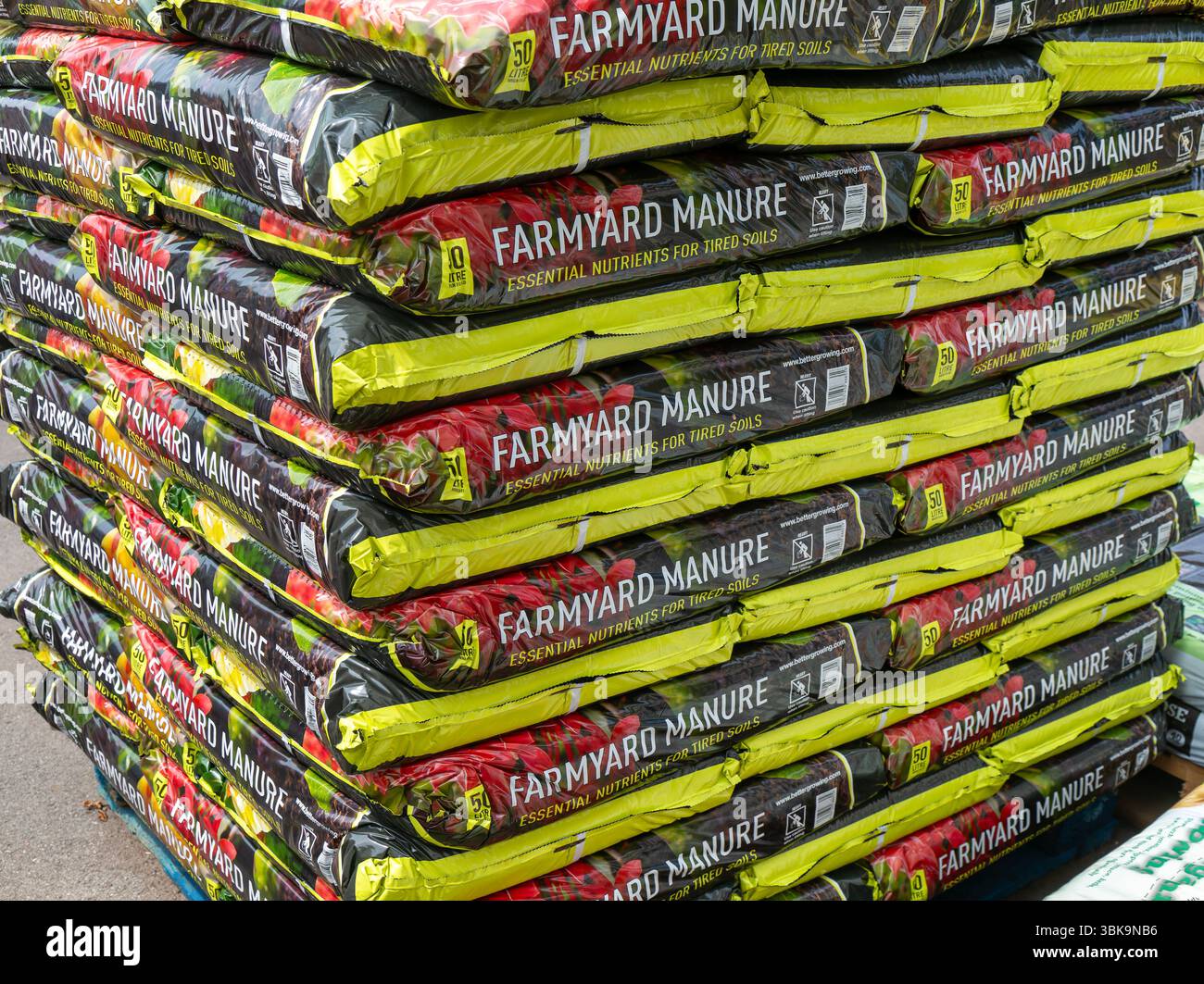 Düngersäcke stapeln sich im Lowden Garden Centre, Wiltshire, England, Großbritannien Stockfoto