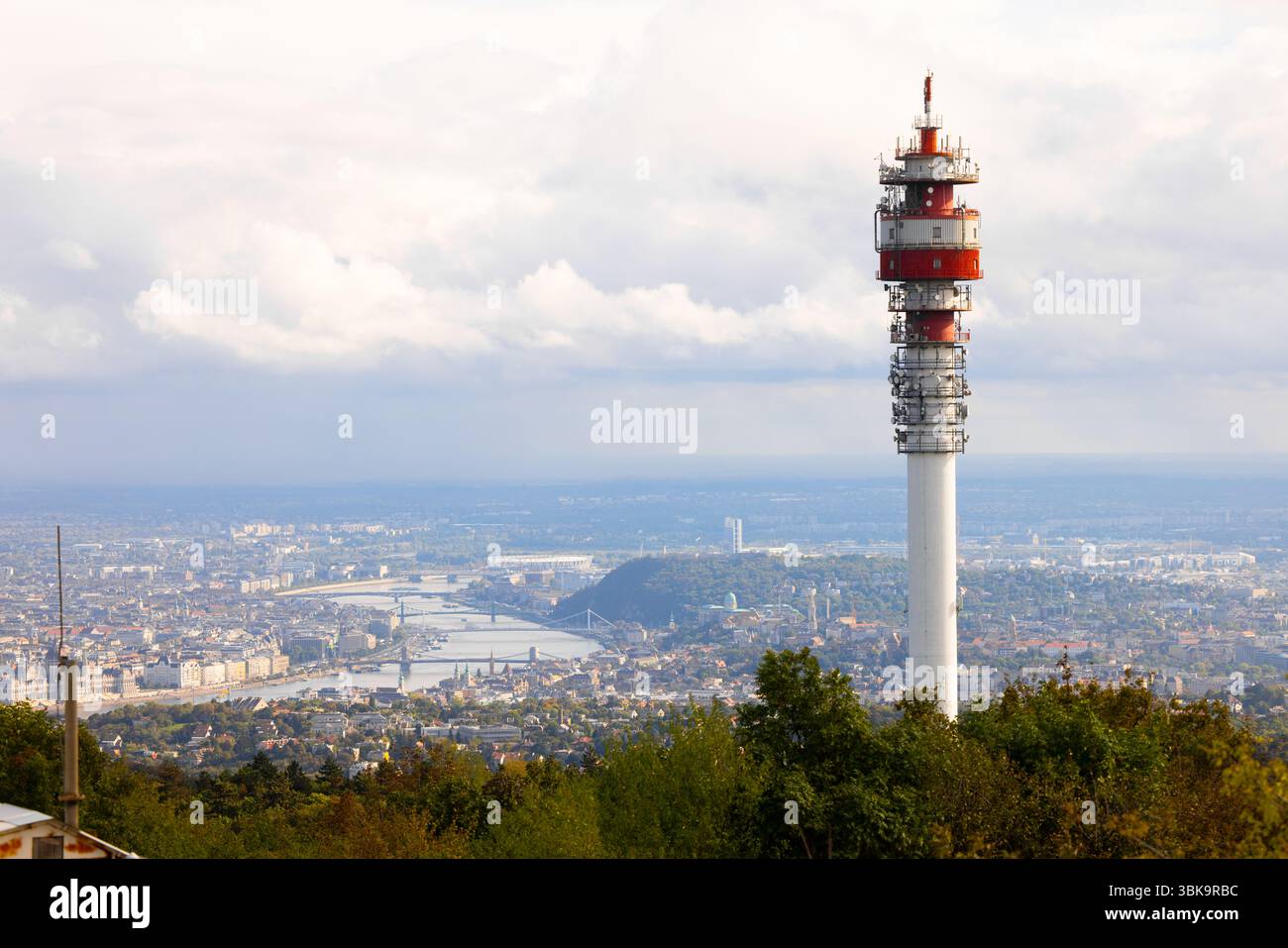 Großer Sendeturm gegen Nahaufnahme der Stadt Stockfoto