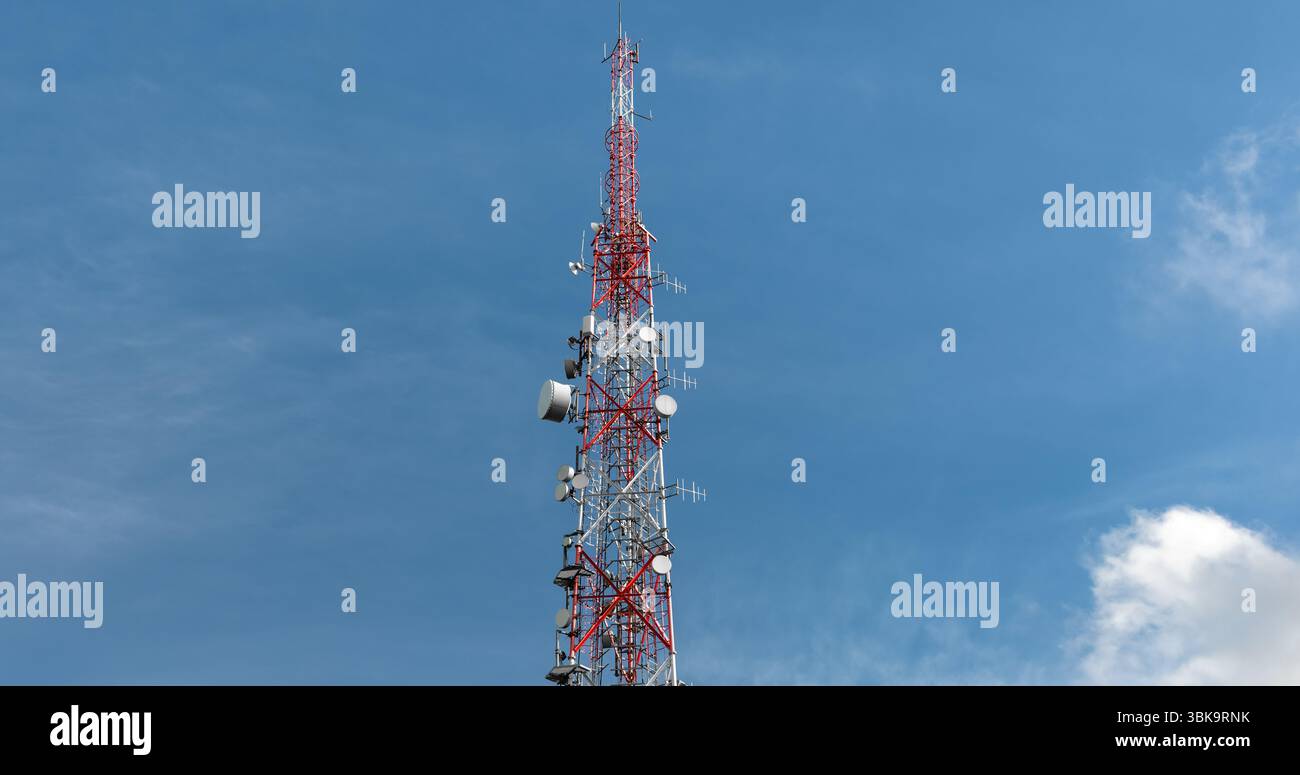 Großer Sendeturm gegen tiefblauen Himmel und Wolkenwinkel Stockfoto