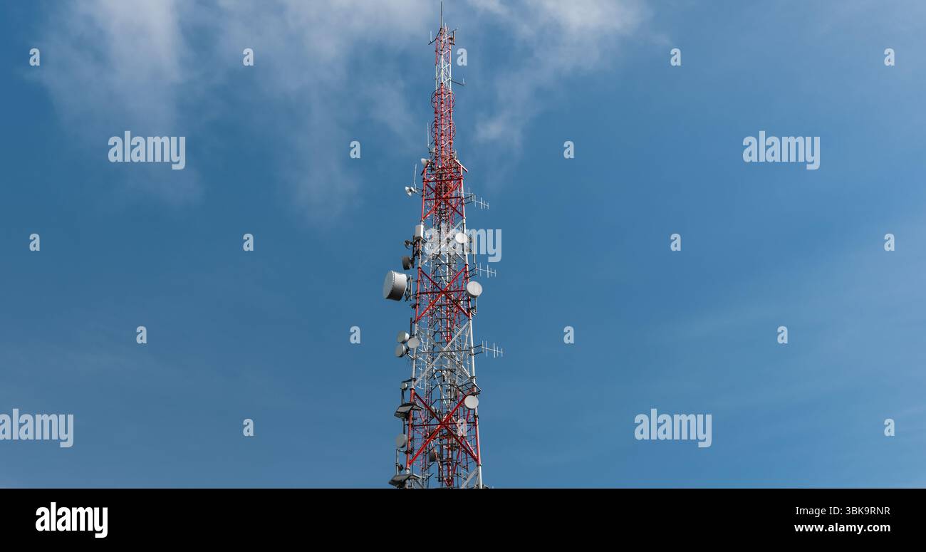 Großer Sendeturm gegen tiefblauen Himmel und Wolkenwinkel Stockfoto