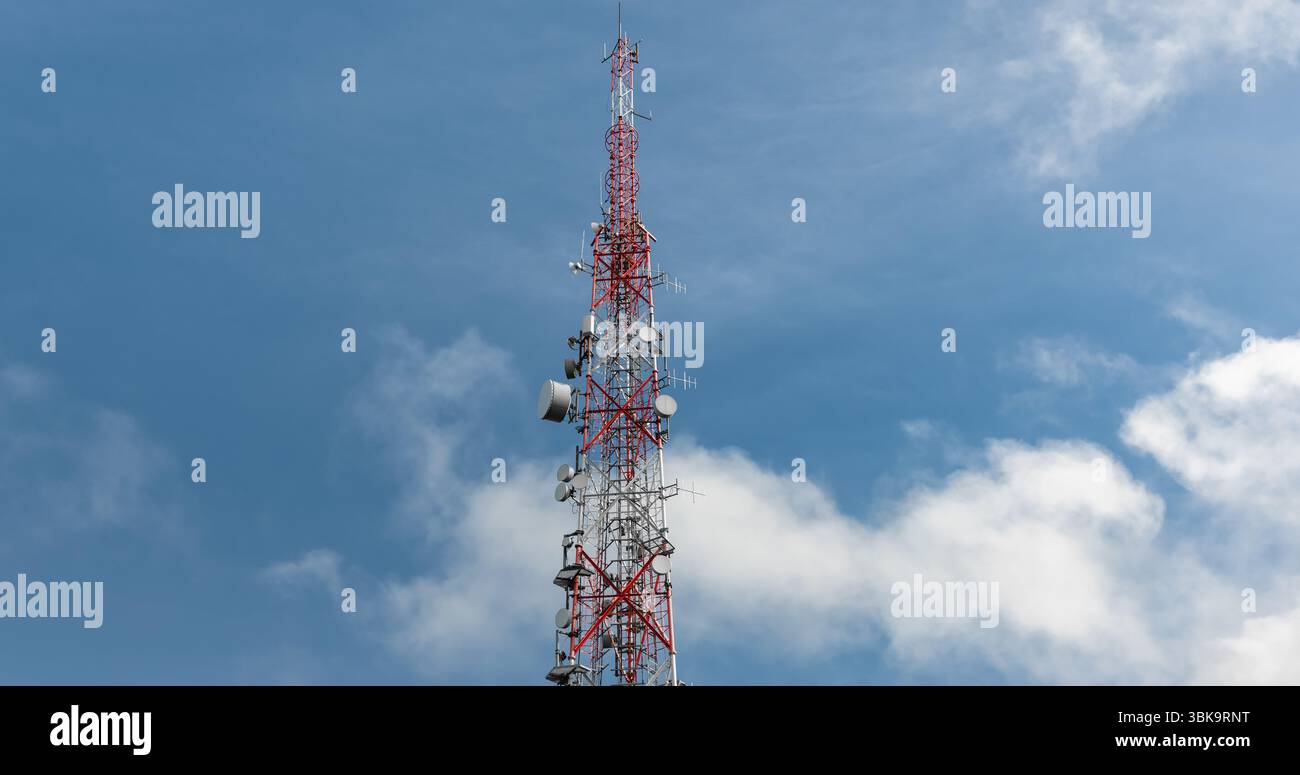 Großer Sendeturm gegen tiefblauen Himmel und Wolkenwinkel Stockfoto