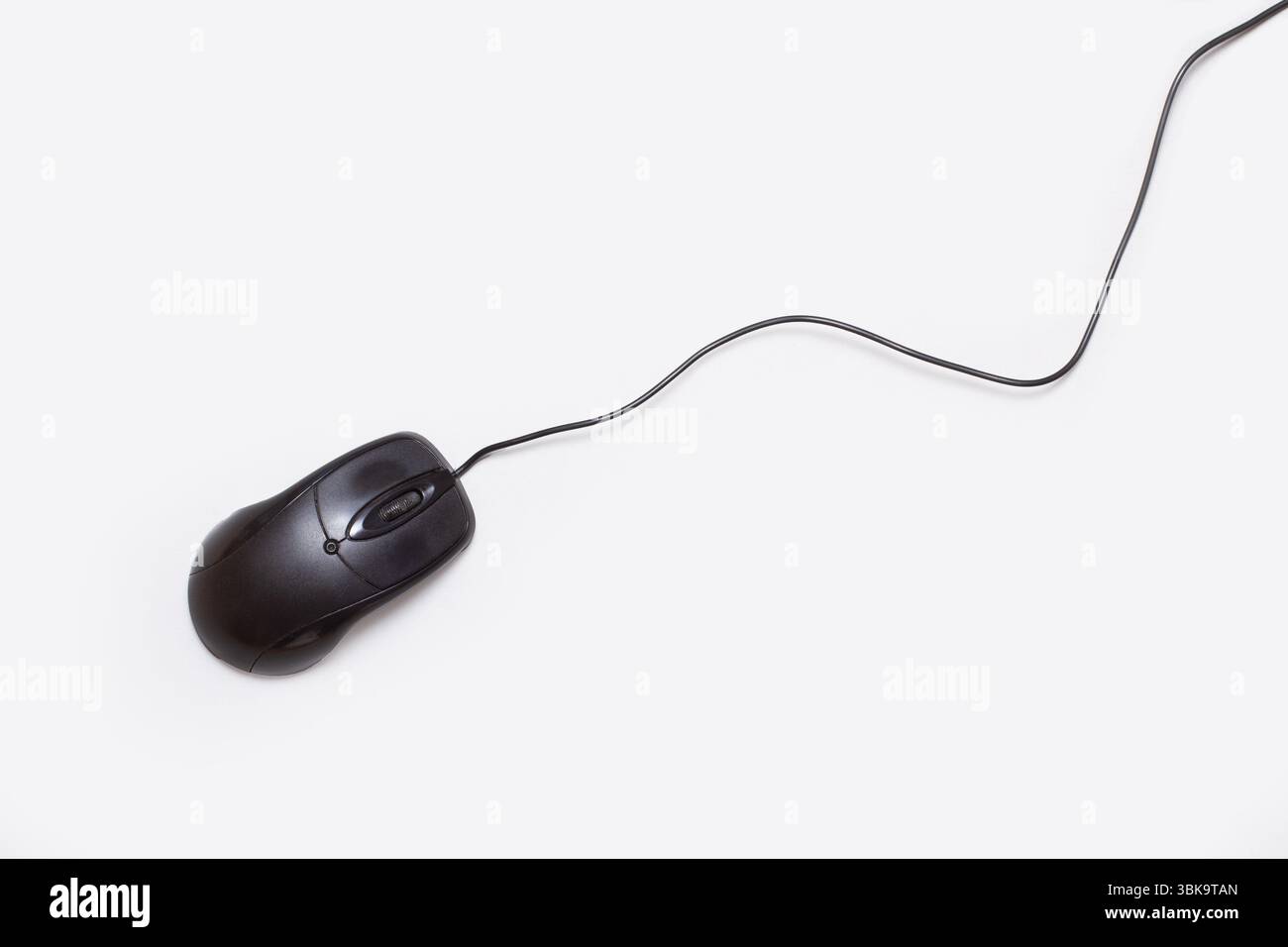 Ein schwarzes Computermousse mit Kabel auf weißem Hintergrund Stockfoto