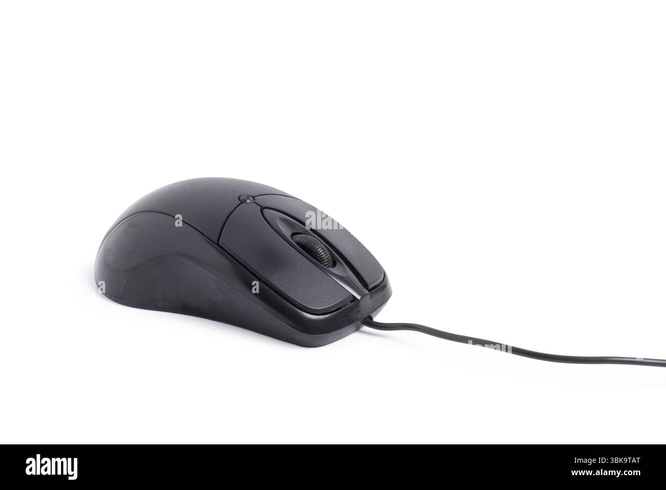 Eine schwarze Computermaus mit Kabel auf weißem Hintergrund Stockfoto
