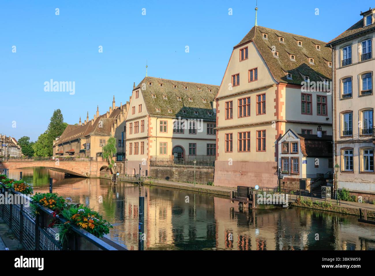 Fluß Ill mit Brücke Pont du Corbeau und historisches Museum, Altstadt Straßburg Straßburg, Departement Unterrhein, Elsass Elsass, Region Grand Est, Frankreich *** Fluss Ill mit Brücke Pont du Corbeau und historischem Museum, Altstadt Straßburg Straßburg, Departement Bas Rhin, Elsass Elsass, Region Grand Est, Frankreich Stockfoto