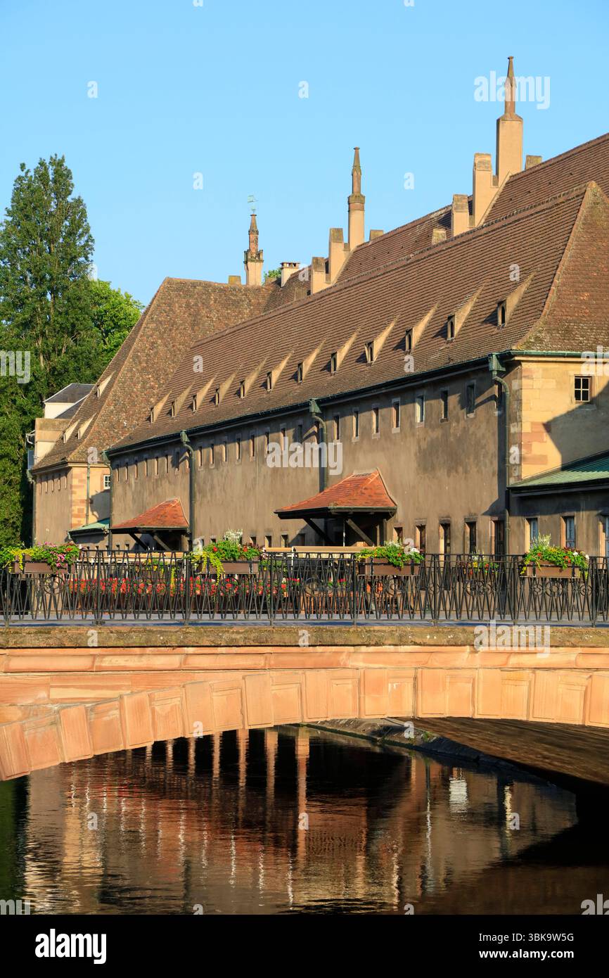 Fluß ill mit Brücke Pont du Corbeau und ehemaliges Zollhaus, Altstadt Straßburg Straßburg, Departement Unterrhein, Elsass Elsass, Region Grand Est, Frankreich *** Fluss Ill mit Brücke Pont du Corbeau und ehemaliges Zollhaus, Altstadt Straßburg Straßburg, Departement Unterrhein, Elsass Elsass, Region Grand Est, Frankreich Stockfoto