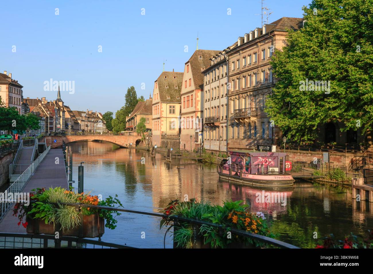 Fluß Ill mit Brücke Pont du Corbeau und historisches Museum, Altstadt Straßburg Straßburg, Departement Unterrhein, Elsass Elsass, Region Grand Est, Frankreich *** Fluss Ill mit Brücke Pont du Corbeau und historischem Museum, Altstadt Straßburg Straßburg, Departement Bas Rhin, Elsass Elsass, Region Grand Est, Frankreich Stockfoto