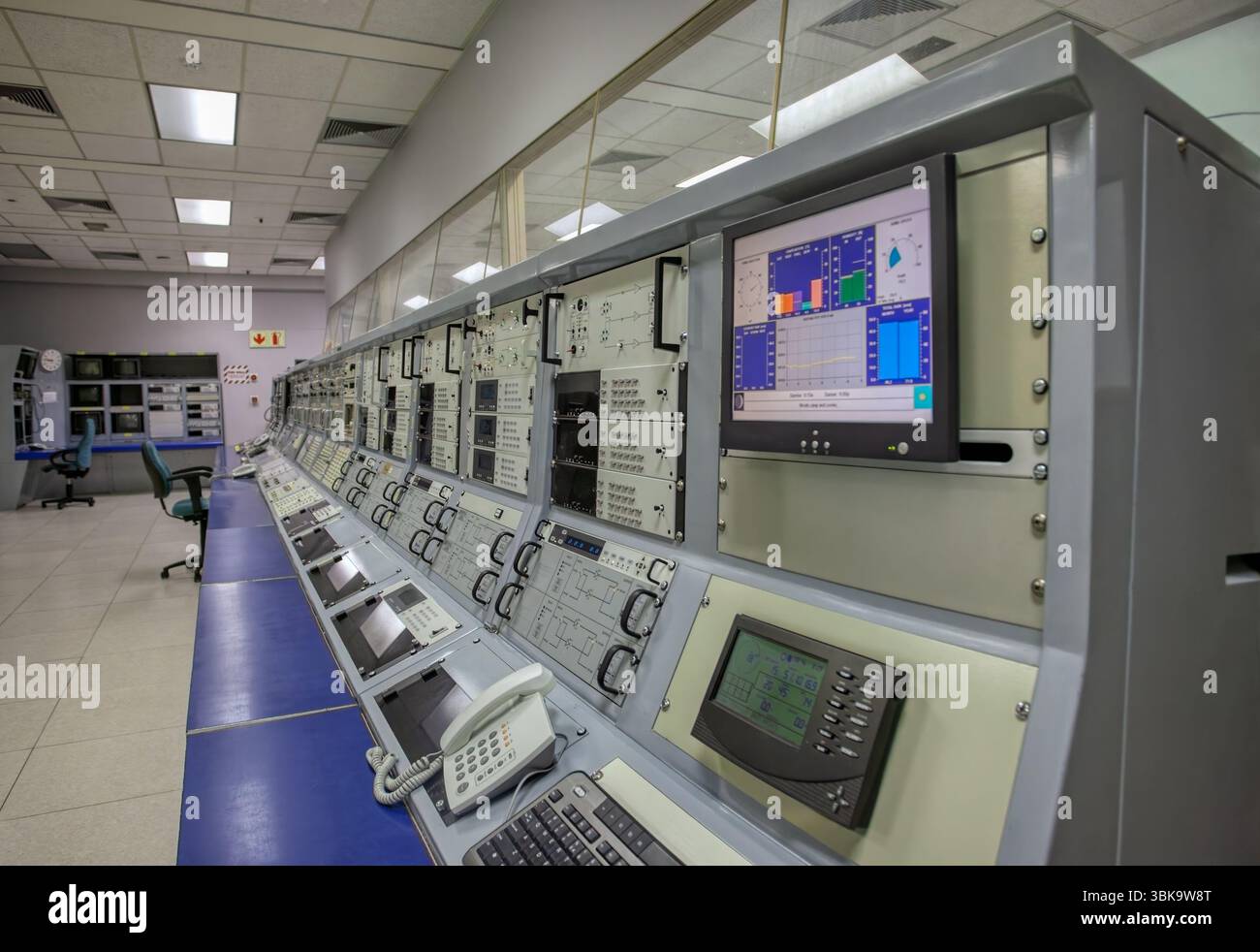 Zentrale Satellitenkommandozentrale, Rack-Server, Satellitenanschlüsse Geräte in Innenräumen der Station, Wetterstation und verschiedene Sensoren Monitori Stockfoto