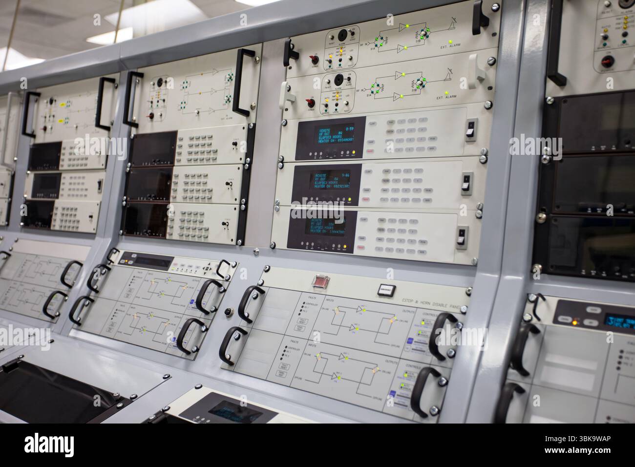 Zentrale Satellitenkommandozentrale, Rack-Server, Satellitenanschlüsse Geräte in Innenräumen der Station, Wetterstation und verschiedene Sensoren Monitori Stockfoto