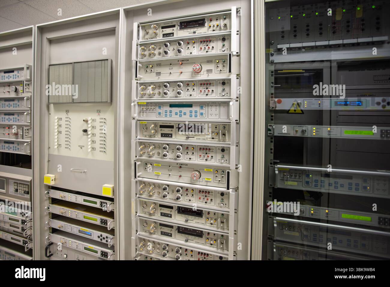 HF-Schaltgeräte Frequenzwandler in einem Rechenzentrum, Rack-Server, Satellitenanschlüsse Geräte in Innenräumen der Station, Emissionsanalysatoren Stockfoto