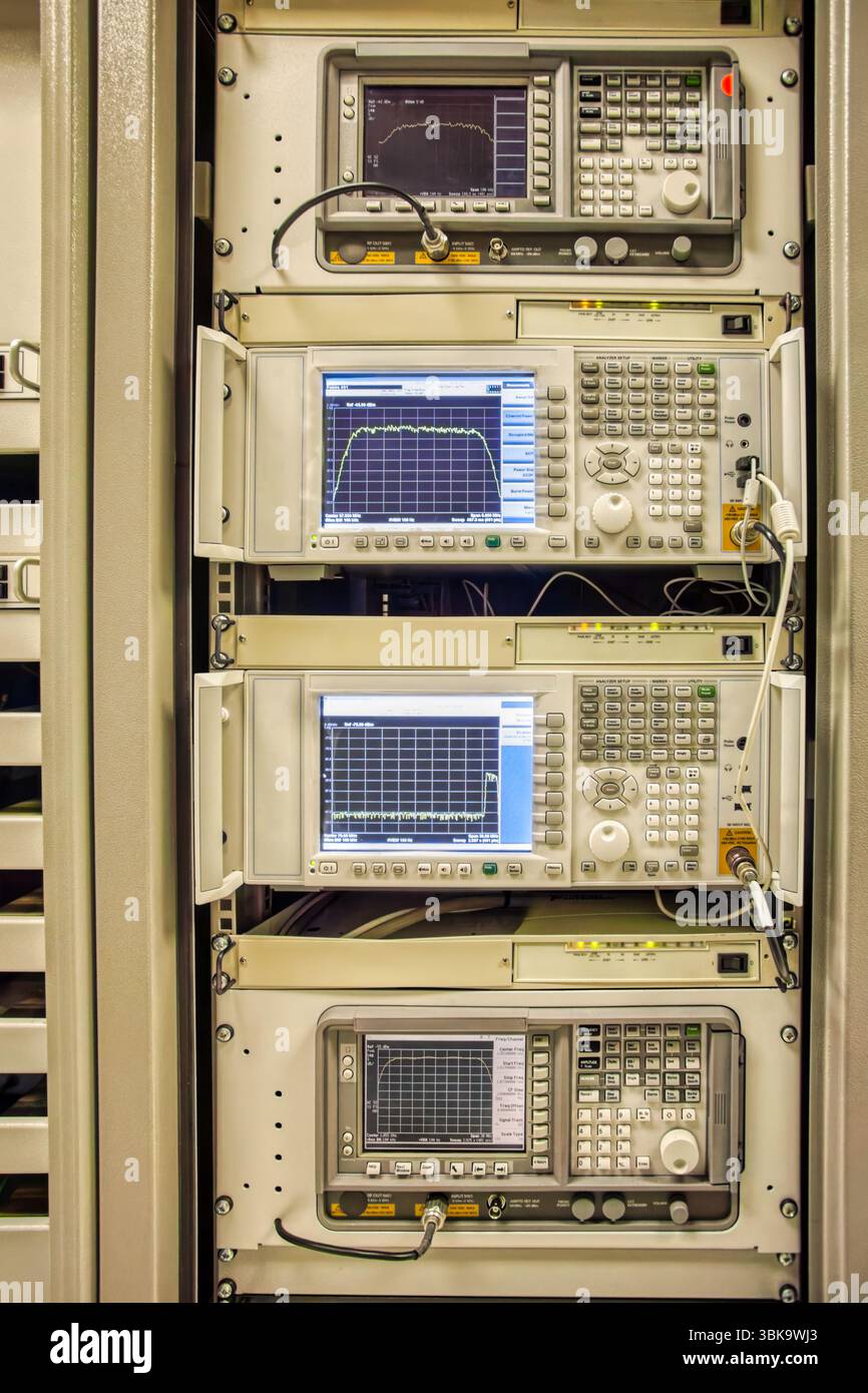 HF-Switch-Geräte Frequenzwandler in einem Rechenzentrum, Rack-Server, Satellitenverbindungen Geräte in Innenräumen der Station, Signalaussenanalyse Stockfoto