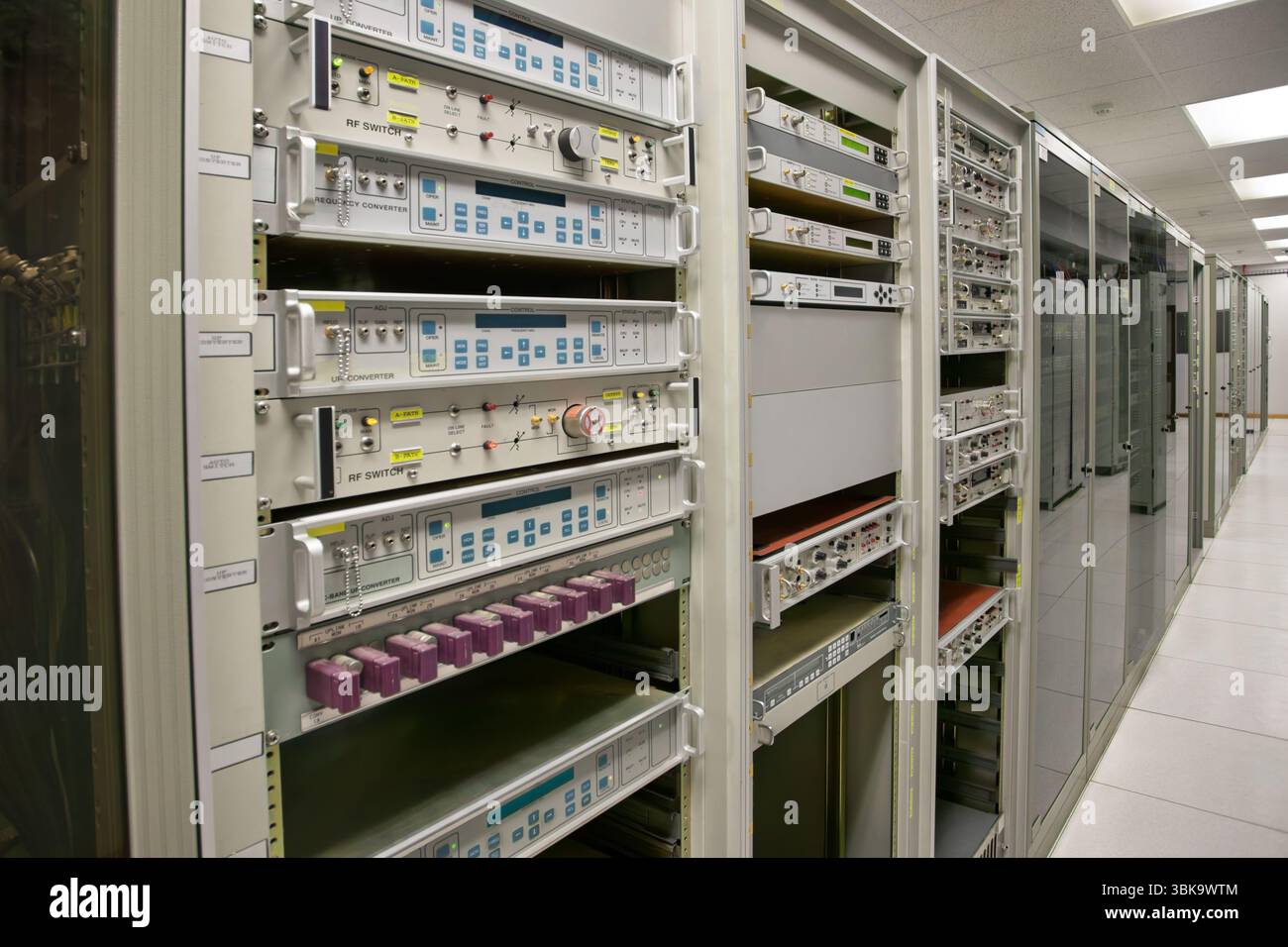 HF-Schaltgeräte Frequenzwandler in einem Rechenzentrum, Rack-Server, Satellitenanschlüsse Geräte in Innenräumen der Station, Emissionsanalysatoren Stockfoto