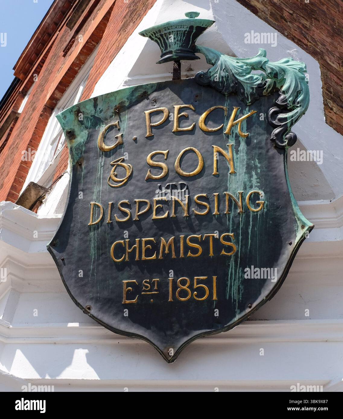 Cambridge UK Juni 2025 - G Peck & Son Dispensing Chemist EST 1851 Schild Stockfoto