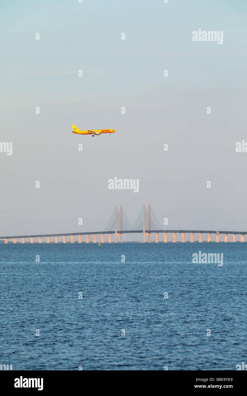 DHL Cargo Flugzeug im Flug – DHL Express Luftfracht fliegt über die Øresund-Brücke, Grenze Dänemark–Schweden Stockfoto