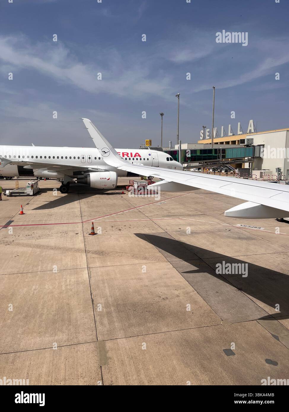Blick auf den Asphalt am Flughafen Sevilla mit Flugzeugen, die auf Abflug warten Stockfoto