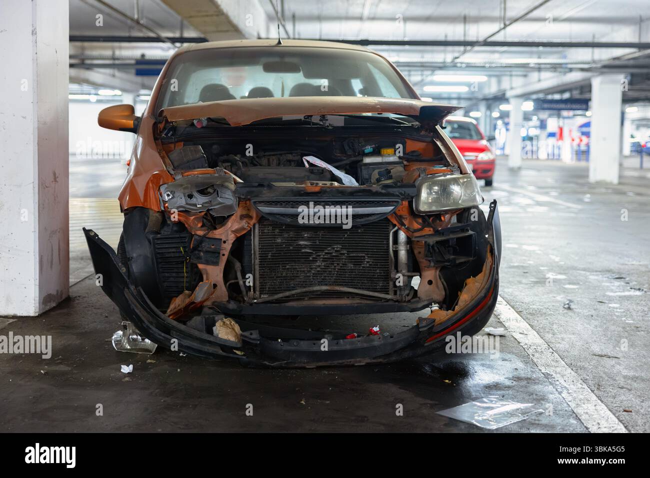Beschädigtes und verlassenes Auto in der Nähe der Garage Stockfoto