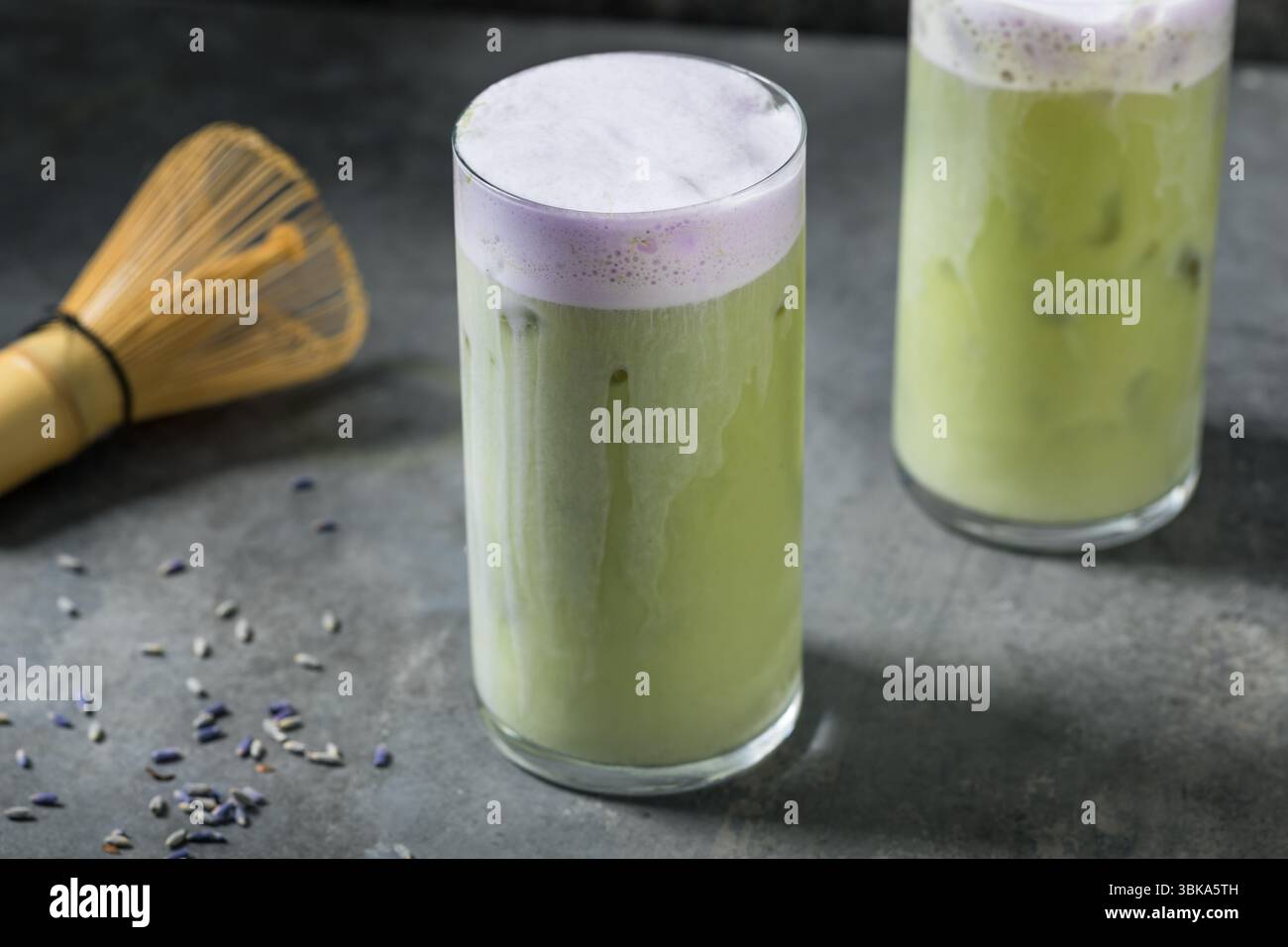 Erfrischender Matcha Latte mit kaltem Lavendel und kaltem Schaum Stockfoto