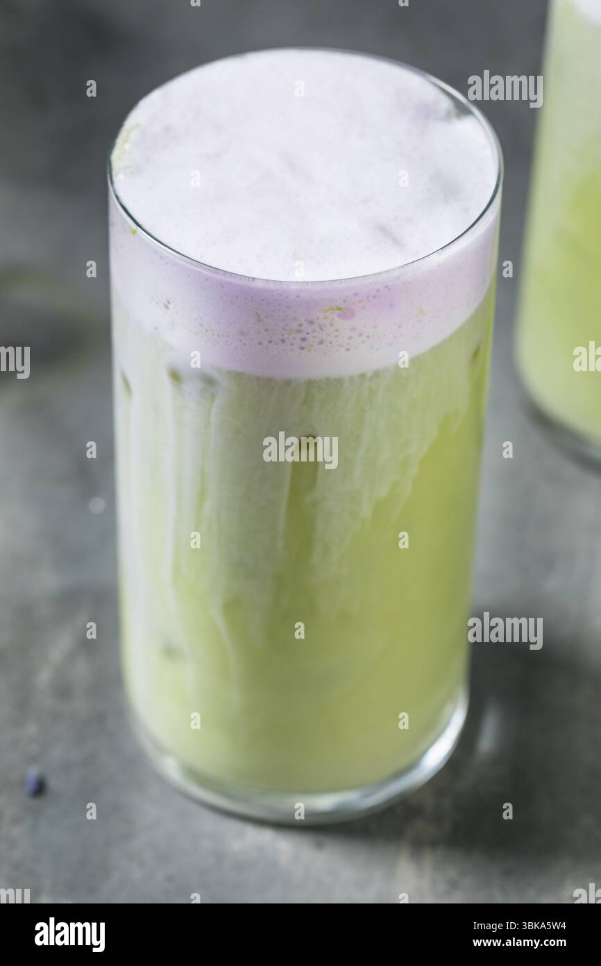 Erfrischender Matcha Latte mit kaltem Lavendel und kaltem Schaum Stockfoto