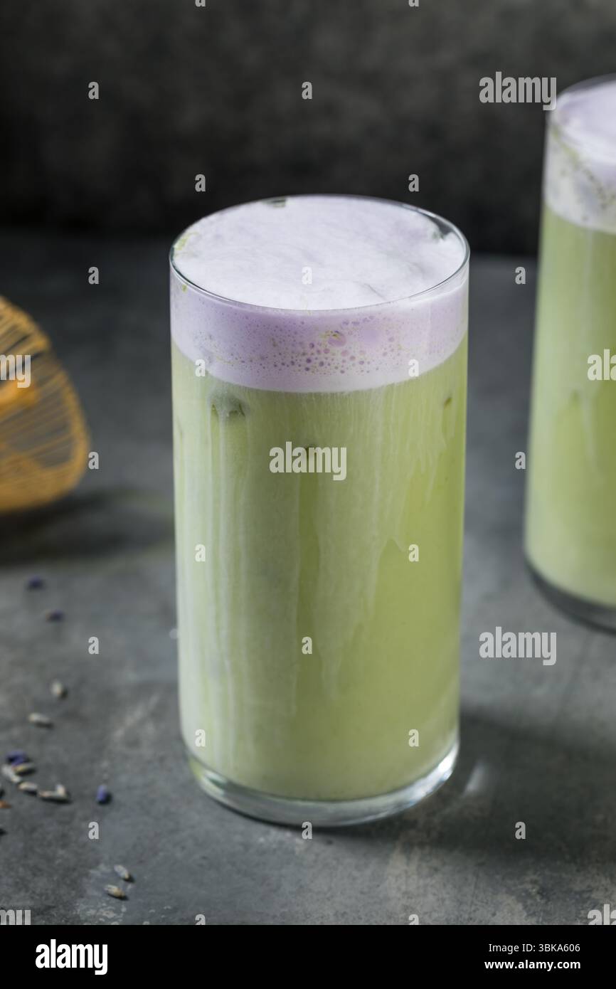 Erfrischender Matcha Latte mit kaltem Lavendel und kaltem Schaum Stockfoto