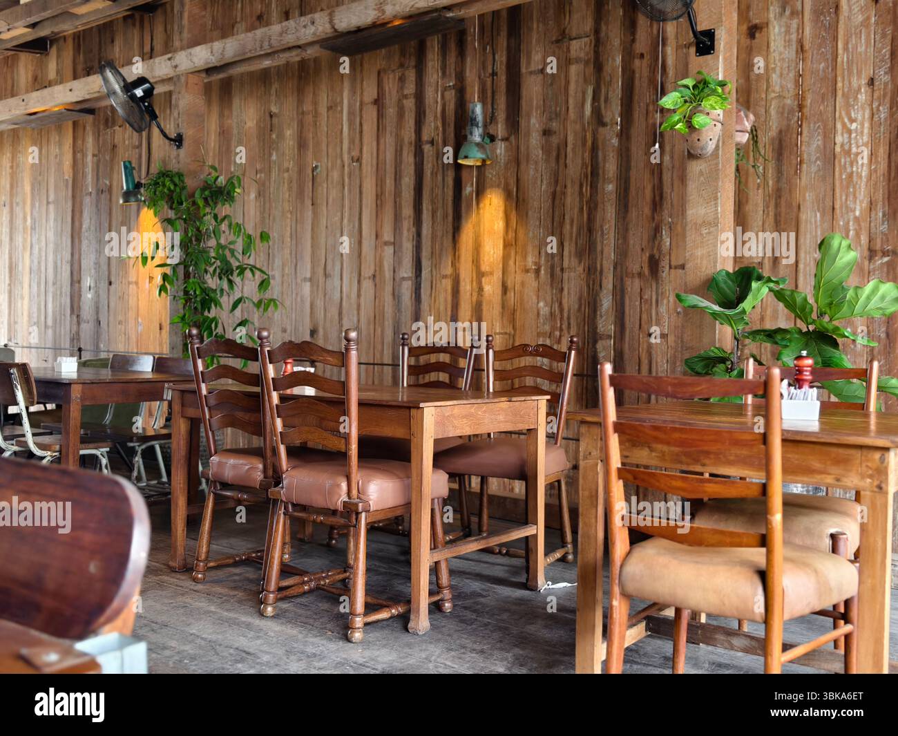 Interieur des Holzcafés mit rustikaler Natureinrichtung und Vintage-Möbeln Stockfoto
