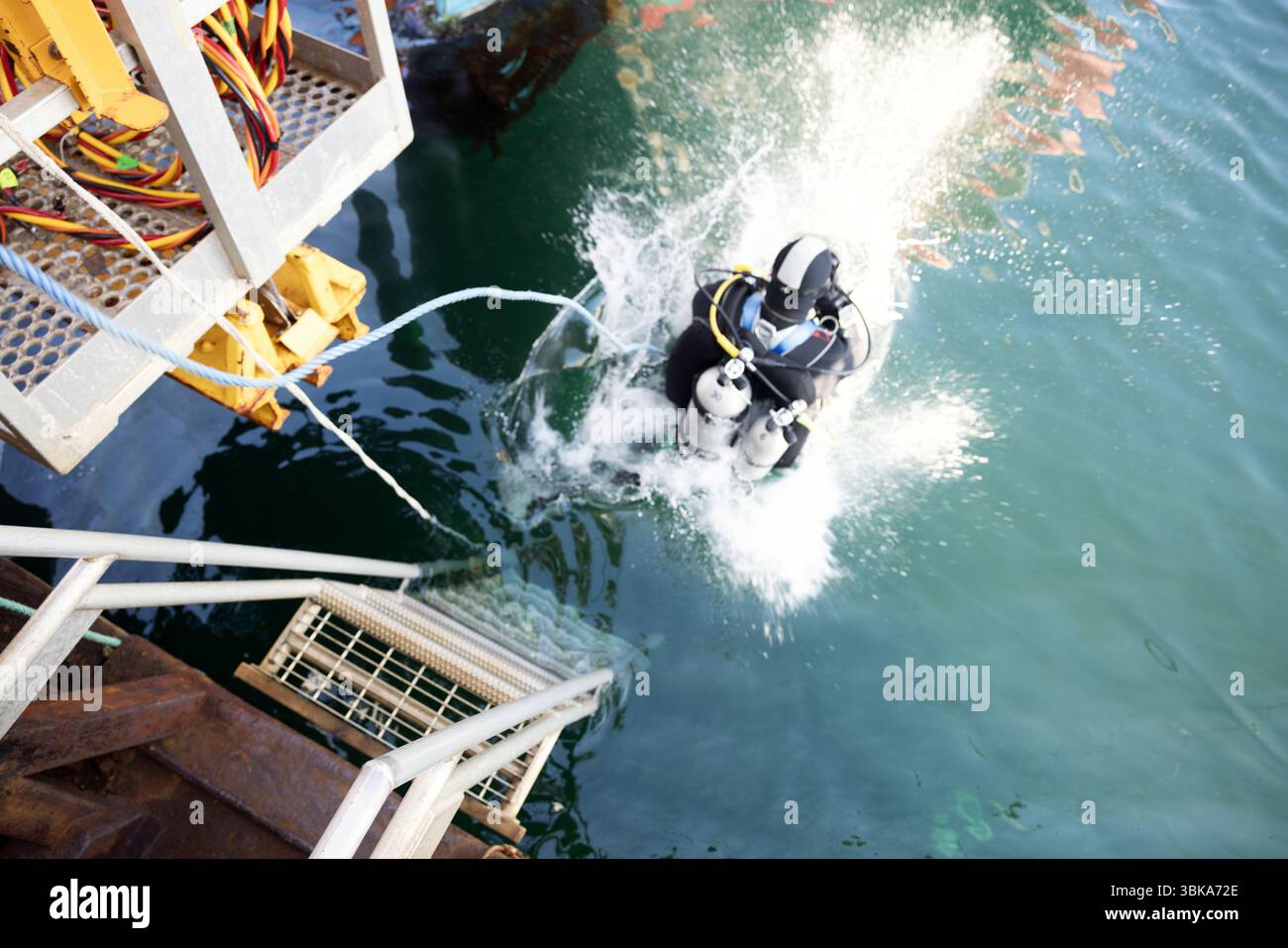 Sporttaucher macht einen Spritzwassereintritt aus der Nähe Stockfoto