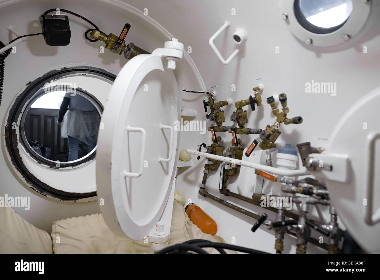 Das Innere einer weissen Hyperbarkammer mit Luftschleuswinkel-Schuss Stockfoto