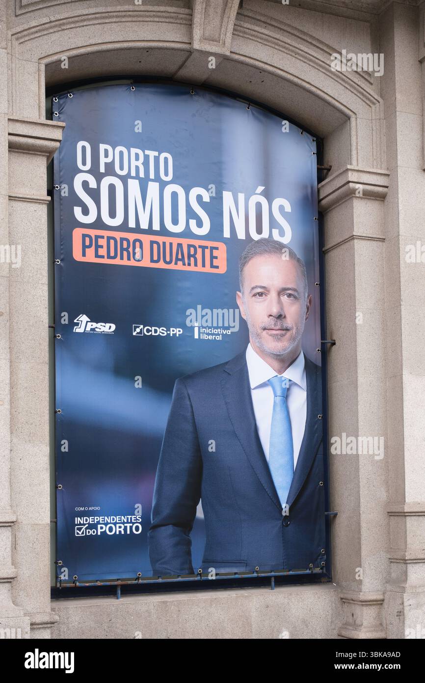 Wahlplakat der konservativen PSD-Partei in Porto mit dem Porträt des Spitzenkandidaten Pedro Duarte Stockfoto