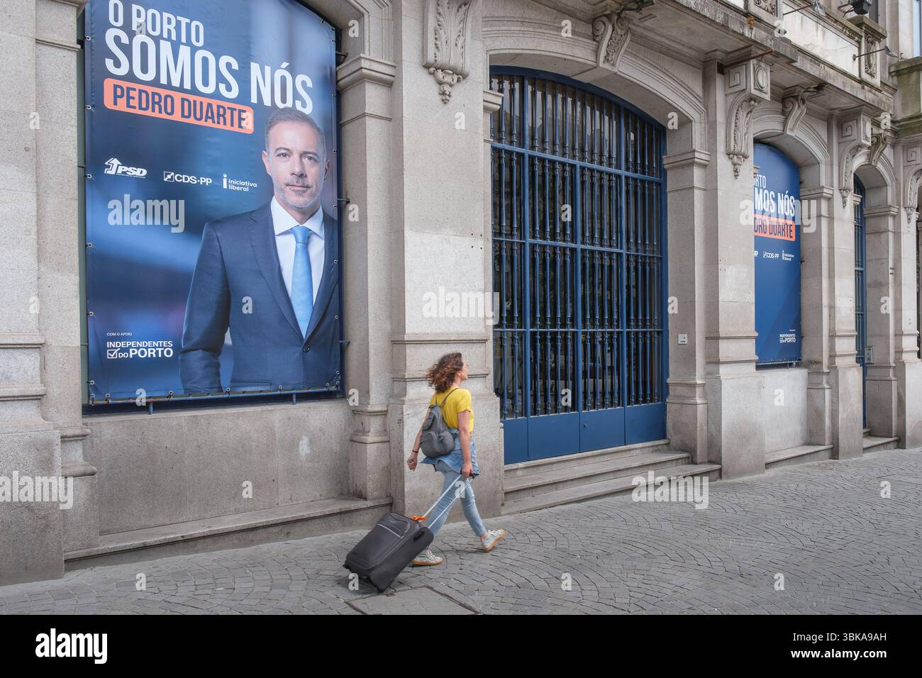 Wahlplakat der konservativen PSD-Partei in Porto mit dem Porträt des Spitzenkandidaten Pedro Duarte Stockfoto
