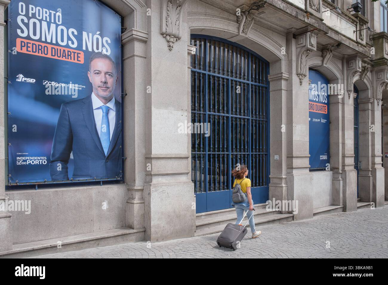 Wahlplakat der konservativen PSD-Partei in Porto mit dem Porträt des Spitzenkandidaten Pedro Duarte Stockfoto