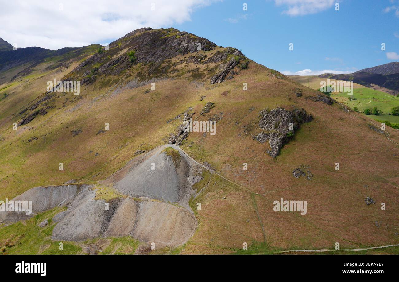 Goldscope Kupfer- und Bleimineneingang und Grubenhaufen über Newlands Beck an den Hängen von Hindscarth. Newlands Valley, Cumbria. Stammt aus dem Jahr 1564 Stockfoto