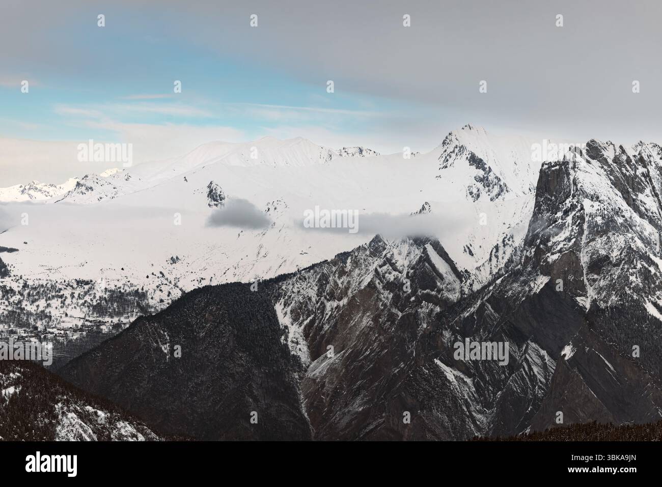 Felsige Berggipfel mit Schnee und Wolken in den französischen Alpen Stockfoto