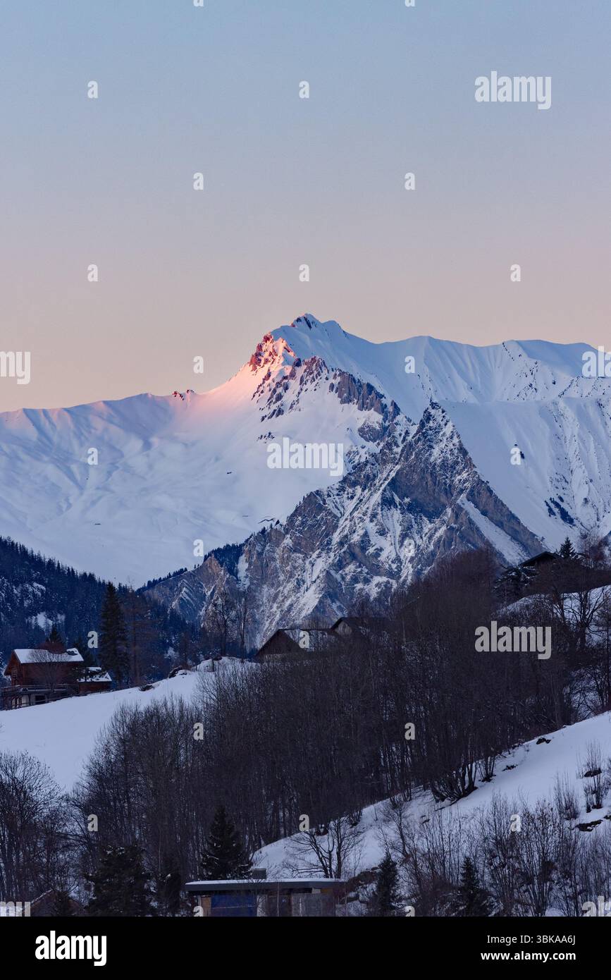 Letztes Licht des Sonnenuntergangs auf dem Hintergrund des französischen Alpengipfels Stockfoto
