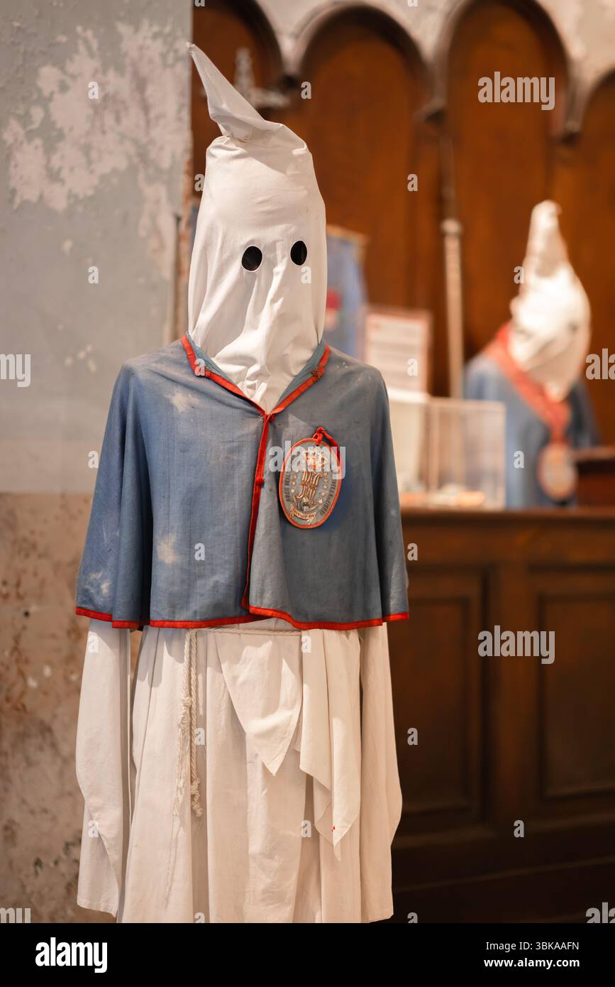 Religiöse Uniform der alten Schule aus nächster Nähe Stockfoto