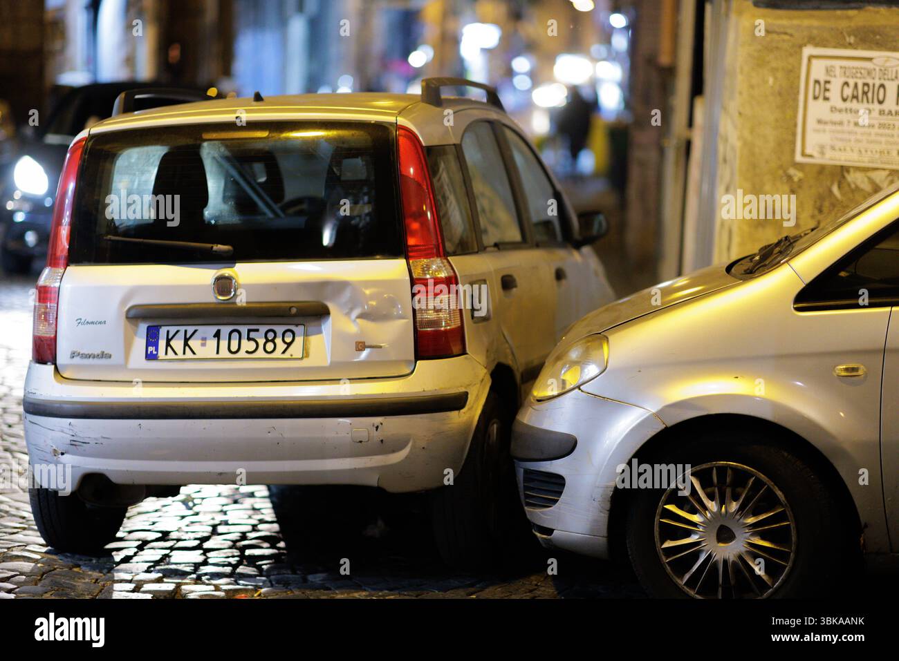 Autos kollidieren aufgrund enger Parkplatznähe Stockfoto